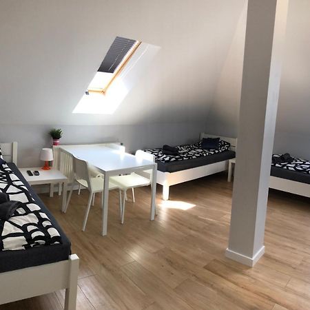 Klimatyzowane Apartamenty I Pokoje Przy Targach Kielce Esterno foto