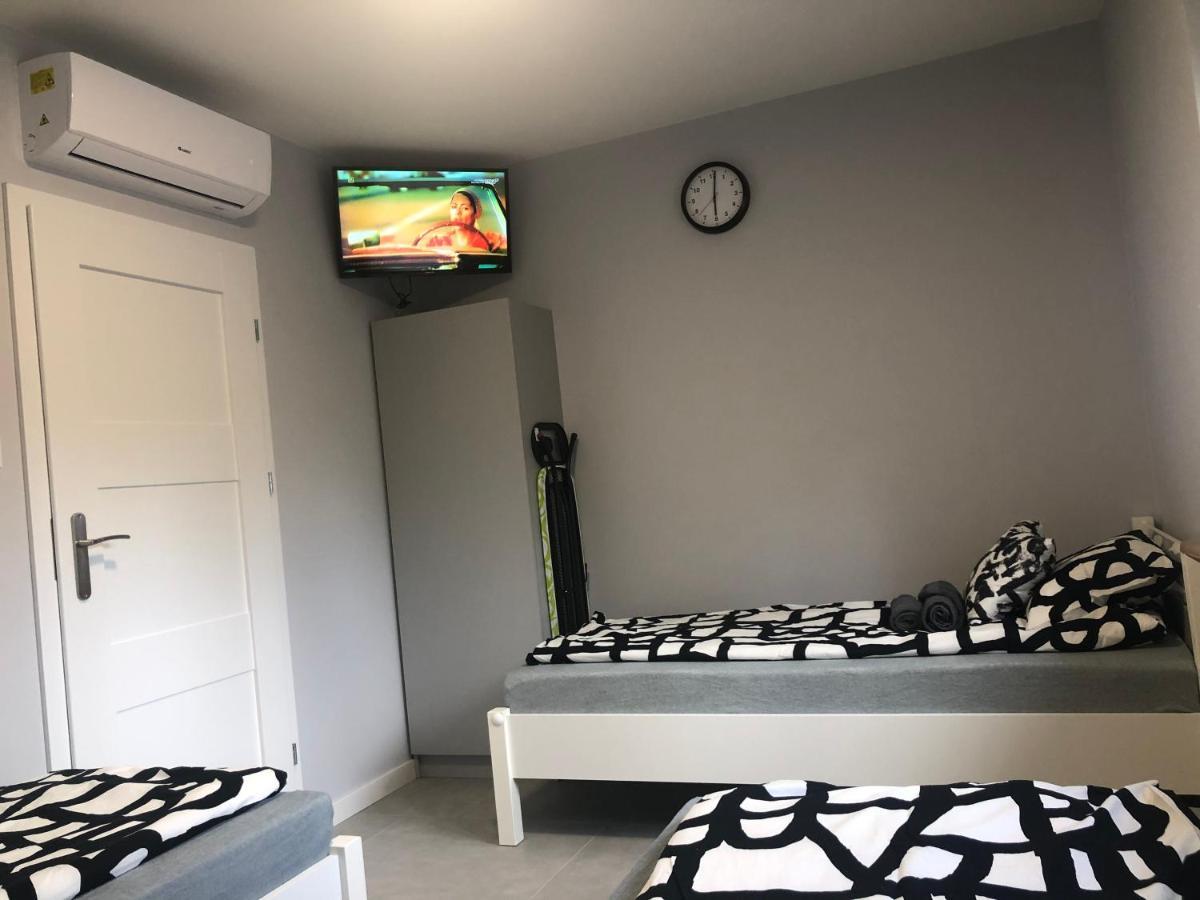 Klimatyzowane Apartamenty I Pokoje Przy Targach Kielce Esterno foto