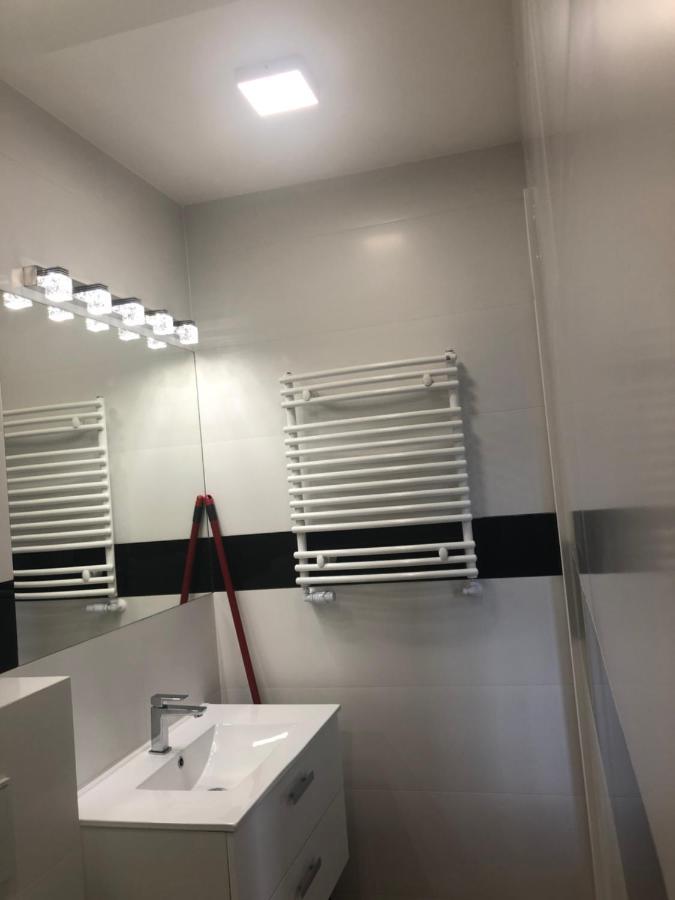Klimatyzowane Apartamenty I Pokoje Przy Targach Kielce Esterno foto