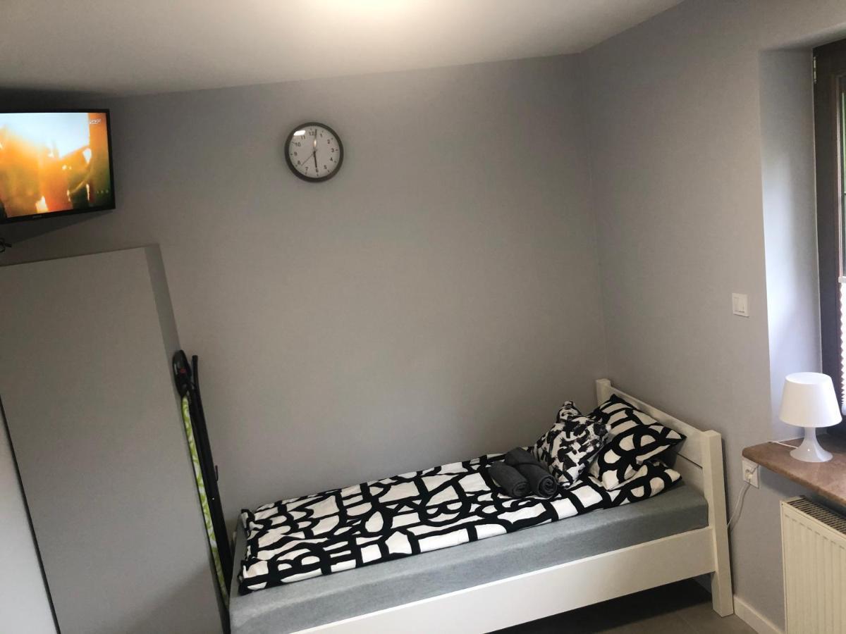 Klimatyzowane Apartamenty I Pokoje Przy Targach Kielce Esterno foto