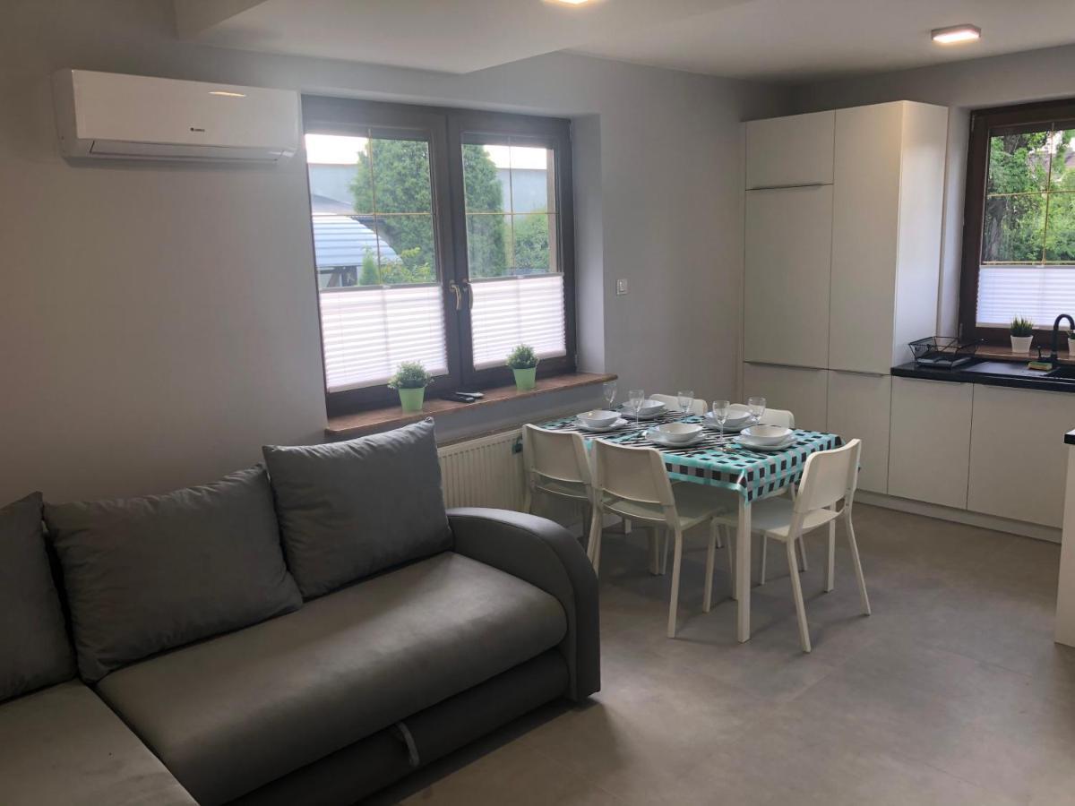 Klimatyzowane Apartamenty I Pokoje Przy Targach Kielce Esterno foto