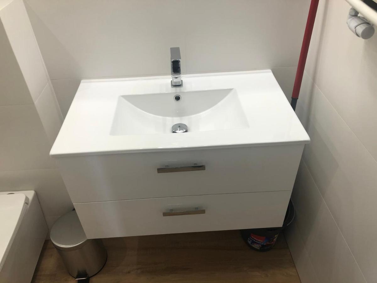 Klimatyzowane Apartamenty I Pokoje Przy Targach Kielce Esterno foto
