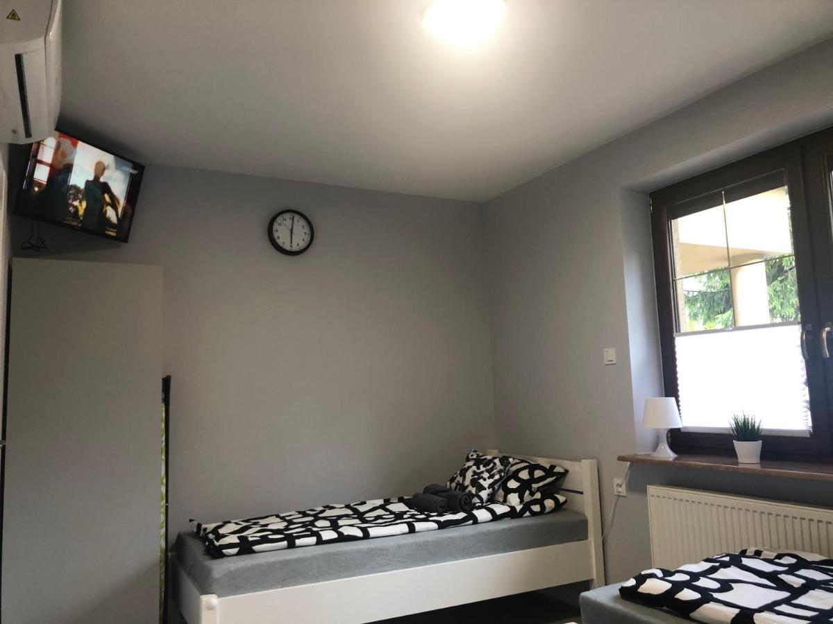 Klimatyzowane Apartamenty I Pokoje Przy Targach Kielce Esterno foto