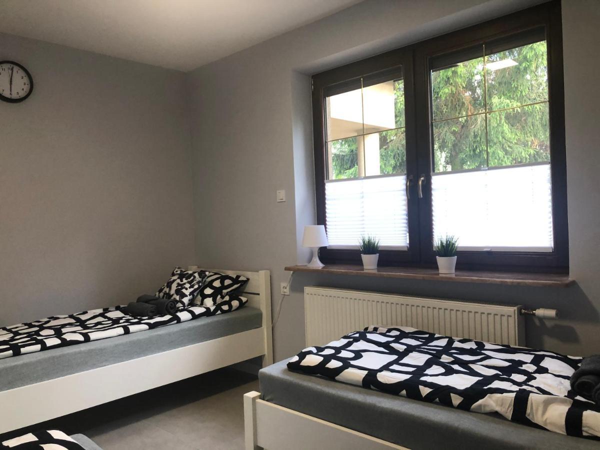 Klimatyzowane Apartamenty I Pokoje Przy Targach Kielce Esterno foto