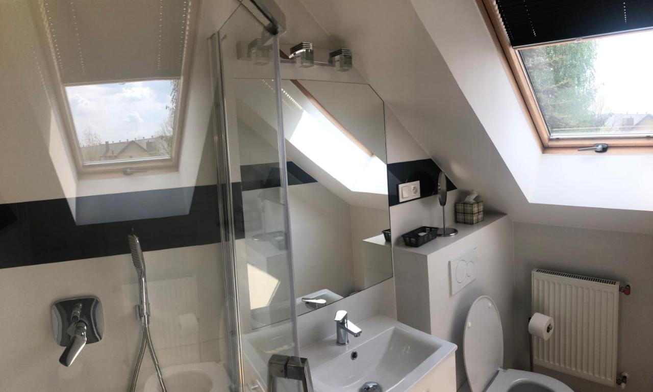 Klimatyzowane Apartamenty I Pokoje Przy Targach Kielce Esterno foto