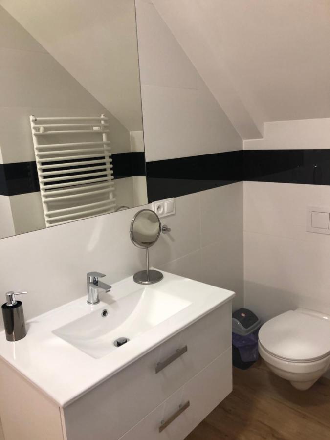 Klimatyzowane Apartamenty I Pokoje Przy Targach Kielce Esterno foto