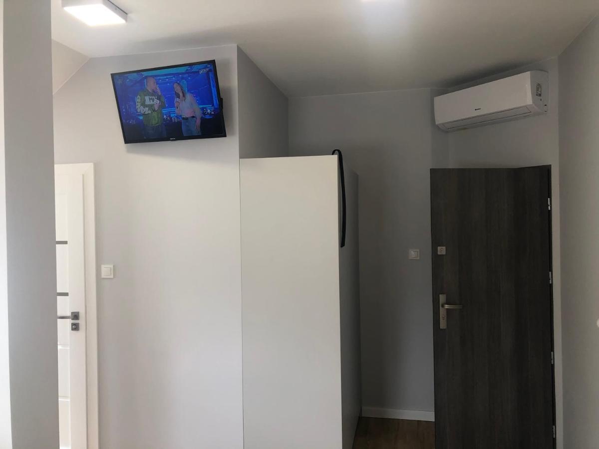 Klimatyzowane Apartamenty I Pokoje Przy Targach Kielce Esterno foto