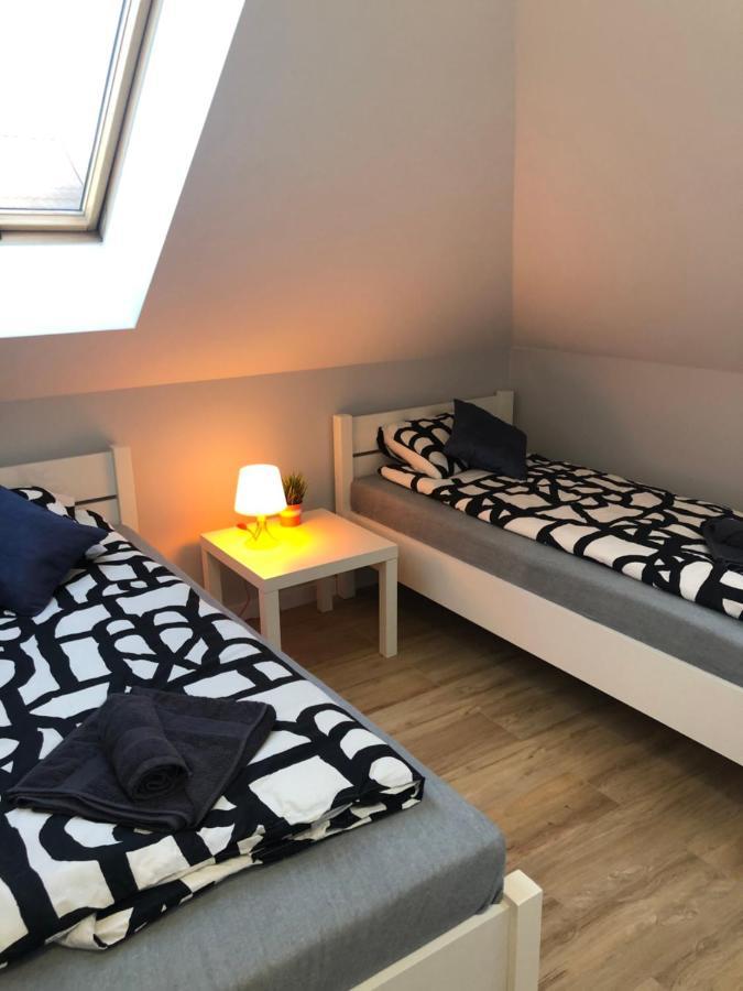 Klimatyzowane Apartamenty I Pokoje Przy Targach Kielce Esterno foto