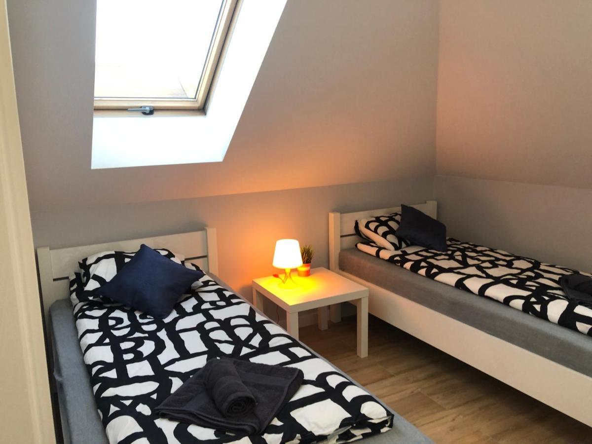 Klimatyzowane Apartamenty I Pokoje Przy Targach Kielce Esterno foto