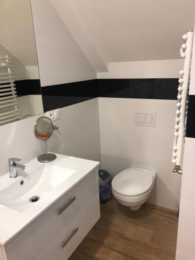 Klimatyzowane Apartamenty I Pokoje Przy Targach Kielce Esterno foto